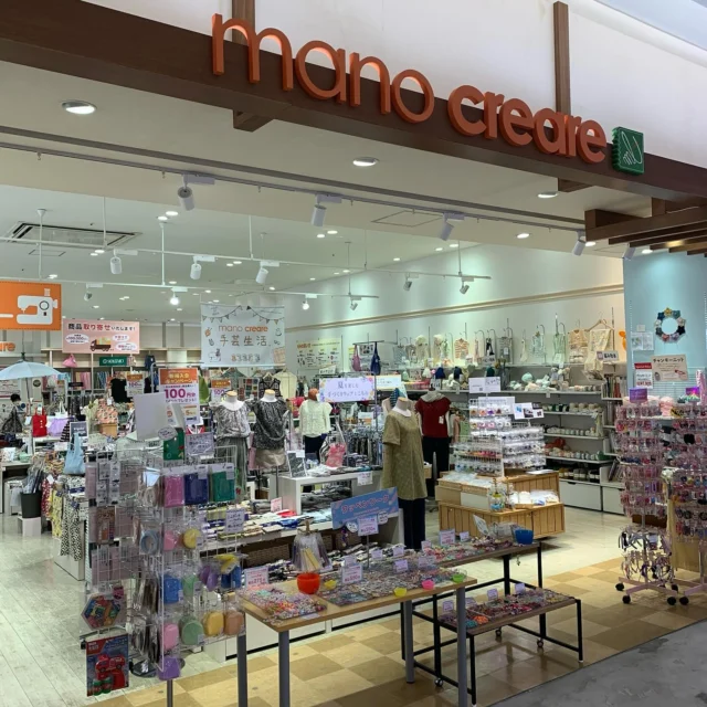 POPUPのご案内
mano creareアリオ亀有店にて、蔵出しピース、マテリアルズ期間限定POPUP開催中。
9月1日〜9月27日まで！

蔵出しビーズは、海外からの特注ビーズで、国内では販売していないカラー、サイズ、形状の特別なビーズです。
一期一会なビーズなので、これはと思ったらお手にとってくださいね♪

マテリアルズは、世界中の「いいもの」をシードビーズメーカーの独自の視点でセレクトし、皆様にお届けするブランドです。

第一弾　Moriguchi JAPAN 最強のアクリルビーズ
透明度の高いハイクオリティな日本製のアクリルビーズです。
新たなアクリルビーズも登場しますよ！

第二弾　First take pearl 世に出ない特別なパール
製品製作前の試し塗装されたパールは、良品でも世に出さないパールです（色ブレなどの確認塗装）。
日本製のマテリアルズを、ぜひお試しくださいませ！

最寄り:亀有駅
〒125-0061 東京都葛飾区亀有3-49-3 アリオ亀有 3F
mano creareアリオ亀有店
03-3690-0699
営業時間:10時〜21時

お近くの方は、この機会を見逃さないようご来店くださいね。
お待ちしております！

#tohobeads #蔵出しビーズ#マテリアルズ#manocreareアリオ亀有店 #新宿オカダヤ #亀有 #一期一会