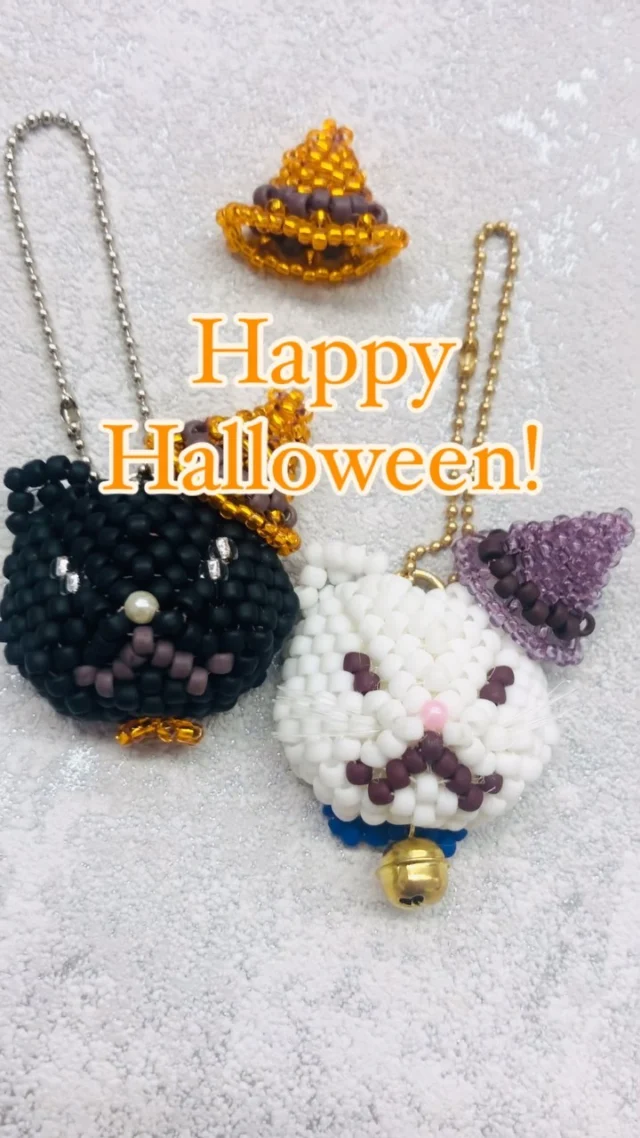 ハッピーニャロウイン！

クロちゃんとシロちゃんで
ハロウィンリンクコーデ🎃

遊んでみました。

※シロには帽子のレシピはついていません。
※鈴とおヒゲがついています。

…

10月のイベントといえば、ハロウィン。
もう来月ですね〜

にゃー！
魔法使いのみなさん、お待たせしました！
黒猫さんですにゃ。

ハロウィンに向けて帽子もかぶせてもらって、ハッピーにゃー

今から準備スタート。
黒猫さんと、素敵なハロウィンを！

...

and t kit labo 
毎月22日に「にゃー！」と叫ぶ
にゃんプロジェクト

にゃんばー.3『シロ』キット
にゃんばー.4『クロ』キット

minneとGallery t にて
受注発売スタート！

minneのURLは
@and.t.kit.labo 
プロフィールから

Gallery tにてご購入されたい方は
事前にご連絡ください。
tel.03-3862-8549

…

#ねこのひ #にゃんにゃんにゃん #tohobeads #besds 
#めざせキット化 #beadsstitch #beadsembroidery
#ハチワレ
#ミケ
#シロ
#クロ
#ビーズねこ
#トーホービーズ
#ぼんてん
#手芸好きな人と繋がりたい
#トーホー企画室
#ブローチ
#andtkitlabo 
#and_t_kitlabo
#connecting_people_and_t 
#connecting_people
#connecting_people_tohobeads